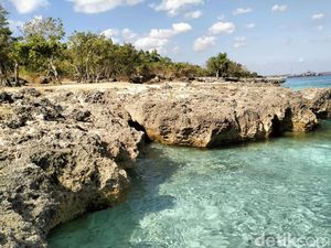 Batu Karang Estetik Jadi Daya Tarik Pengunjung di Pantai Kelapa Satu Kupang