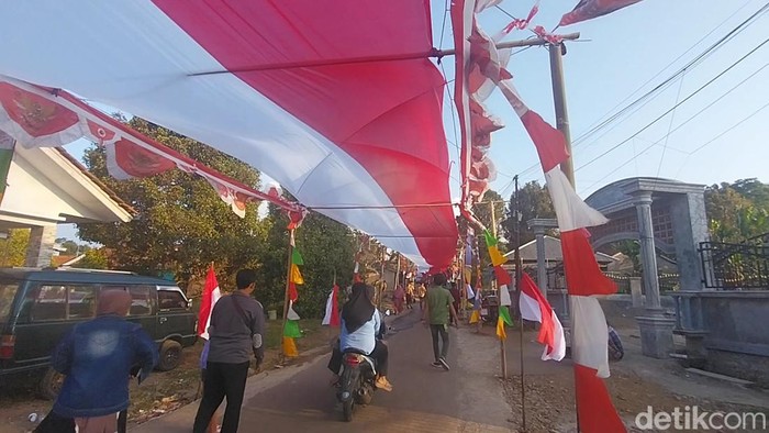Bendera panjang di Desa Lemahsugih Majalengka