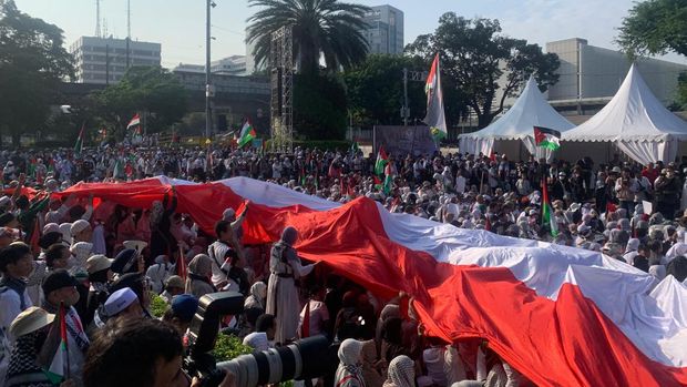 Bendera raksasa Palestina dan Merah Putih dibentangkan di depan Kedubes AS (Mulia/detikcom)