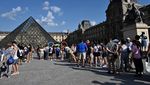Museum Louvre Paris Ramai Dikunjungi Turis