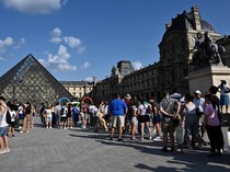 Museum Louvre Paris Ramai Dikunjungi Turis