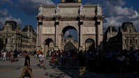 Musee de Louvre berada tepat tengah-tengah gedung tua bergaya klasik yang melingkar, yang dulu merupakan istana Raja Prancis. Tiket masuk museumnya yakni 10 Euro atau Rp 150.000.
