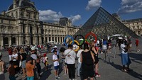 Terletak di pusat Kota Paris, museum ini memamerkan hampir 380 ribu benda seni dari zaman prasejarah hingga abad ke-19 di areal seluas 60.600 meter persegi.