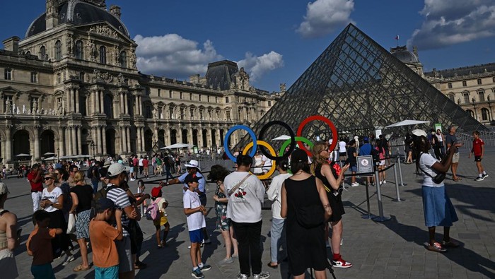Pengunjung melintasi Piramida Louvre yang diarsiteki I M Pei di Museum Louvre, Paris, Prancis, Jumat (2/8/2024). Museum Louvre pernah dinobatkan dengan predikat “world’s most visited art museum” pada 2018 karena dikunjungi lebih dari sepuluh juta orang. ANTARA FOTO/Wahyu Putro A/foc.