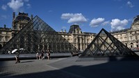 Sisa-sisa benteng masih bisa dilihat di bagian bawah tanah museum. Gedung ini telah diperluas beberapa kali hingga membentuk Istana Louvre yang sekarang.