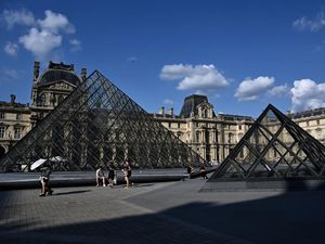 Daftar 8 Barang Antik yang Raib dalam Perampokan Super Kilat di Museum Louvre