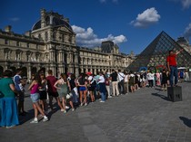 Museum Louvre Tutup, Staf Capek Banget Hadapi Turis