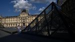 Museum Louvre Paris Ramai Dikunjungi Turis