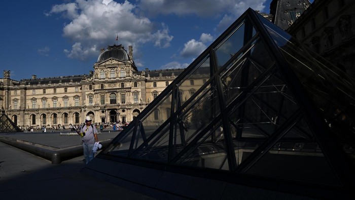 Pengunjung melintasi Piramida Louvre yang diarsiteki I M Pei di Museum Louvre, Paris, Prancis, Jumat (2/8/2024). Museum Louvre pernah dinobatkan dengan predikat “world’s most visited art museum” pada 2018 karena dikunjungi lebih dari sepuluh juta orang. ANTARA FOTO/Wahyu Putro A/foc.