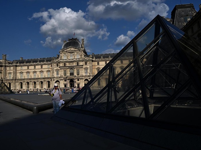 Pengunjung melintasi Piramida Louvre yang diarsiteki I M Pei di Museum Louvre, Paris, Prancis, Jumat (2/8/2024). Museum Louvre pernah dinobatkan dengan predikat “world’s most visited art museum” pada 2018 karena dikunjungi lebih dari sepuluh juta orang. ANTARA FOTO/Wahyu Putro A/foc.