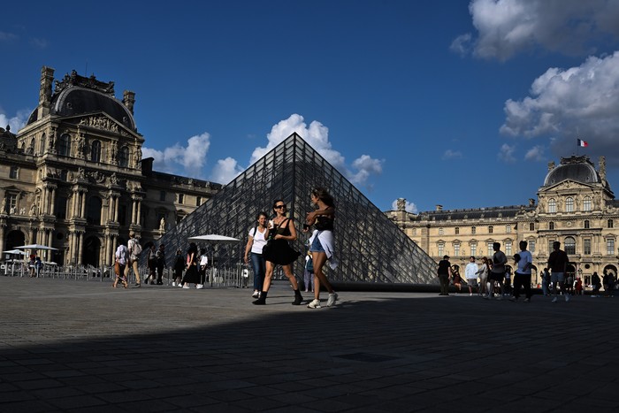 Pengunjung melintasi Piramida Louvre yang diarsiteki I M Pei di Museum Louvre, Paris, Prancis, Jumat (2/8/2024). Museum Louvre pernah dinobatkan dengan predikat “world’s most visited art museum” pada 2018 karena dikunjungi lebih dari sepuluh juta orang. ANTARA FOTO/Wahyu Putro A/foc.