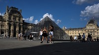 Museum ini berada di dalam Istana Louvre yang dibangun pada akhir abad ke-12, di bawah perintah Raja Philip II.