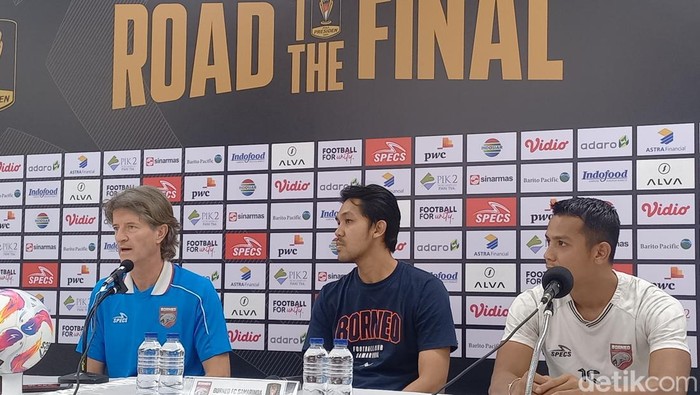 Pelatih Borneo FC Pieter Huistra, saat konferensi pers di Stadion Manahan Solo, Sabtu (3/8/2024).
