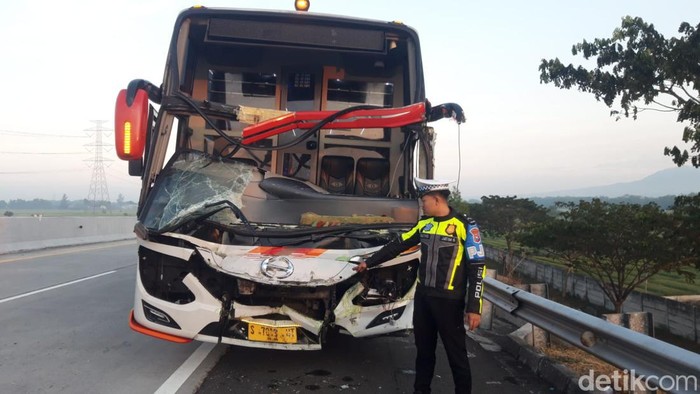 Bus Eka tabrak truk empon-empon di Tol Nganjuk.