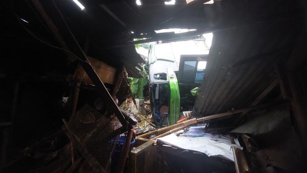 Bus pariwisata terperosok ke jurang hingga menimpa rumah warga di jalur alternatif Puncak, Bogor, Jawa Barat. Saat kejadian, bus mengangkut 30 penumpang dari satu keluarga asal Rawa Belong, Jakarta Barat.