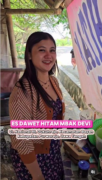 Cantik dan Seksi, Penjual Es Dawet Ireng Ini Bikin Salfok