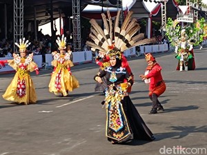 Defile Kaltim Kenalkan IKN di Jember Fashion Carnival 2024
