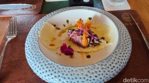 Beef cheeck (daging sapi bagian pipi) saus kentang ala Gabriel Fratini, Senin (29/7/2024). (Aryo Mahendro/detikBali).