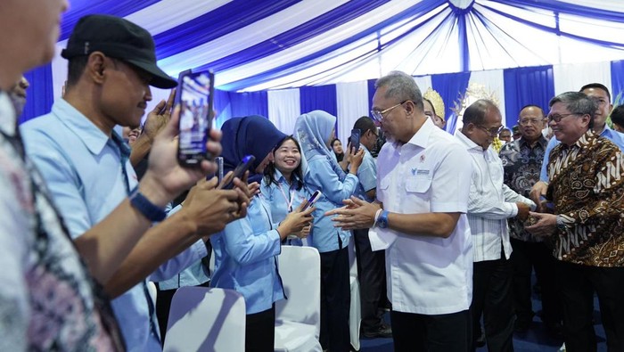 Dorong Perekonomian Lampung Lewat Ekspor Kelapa Menteri Perdagangan Zulkifli Hasan (Zulhas) melepas ekspor produk kelapa di Lampung, Sabtu (3/8/2024). Ini potretnya