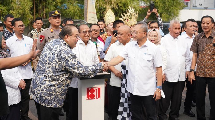 Dorong Perekonomian Lampung Lewat Ekspor Kelapa Menteri Perdagangan Zulkifli Hasan (Zulhas) melepas ekspor produk kelapa di Lampung, Sabtu (3/8/2024). Ini potretnya