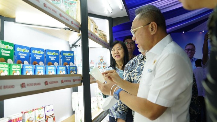 Dorong Perekonomian Lampung Lewat Ekspor Kelapa Menteri Perdagangan Zulkifli Hasan (Zulhas) melepas ekspor produk kelapa di Lampung, Sabtu (3/8/2024). Ini potretnya