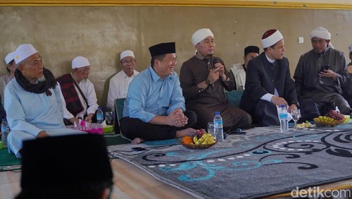 Acara pengajian umum dan silaturahmi yang dihadiri oleh Lalu Muhamad Iqbal dan Syekh Abdulloh Muhammad Hilmy Abdul Qodir, di Yayasan Ponpes Inen Lemo di Desa Beleke, Kecamatan Praya Timur, Lombok Tengah Sabtu (3/8/2024). Foto: (Edi Suryansyah/detikBali)
