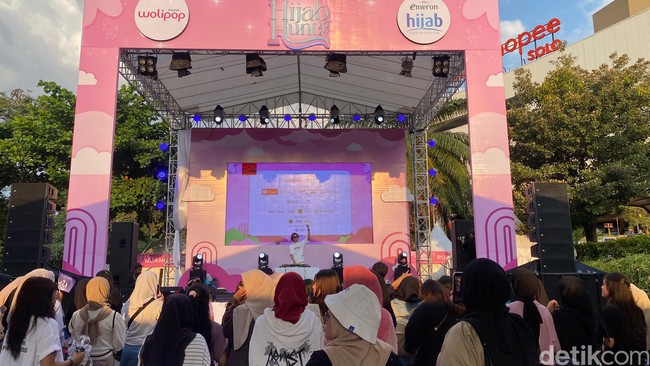 Audisi Emeron Hijab Hunt 2024 ini juga dimeriahkan dengan norebang bersama Hybe Labels Solo City dan Engene Soloraya. Kamu yang suka dengan lagu-lagu dari grup K-Pop naungan Hybe Labels, wajib datang buat norebang. Norebang yang juga dimeriahkan DJ Rizky Land ini akan dimeriahkan lagu dari BTS, Seventeen, Tomorrow X Together, Le Sserafim, TWS hingga New Jeans. Tak ketinggalan ada juga Engene Soloraya yang akan memandu norebang penggemar ENHYPEN. Foto: Arina Zulfa Ul Haq/detikJateng.