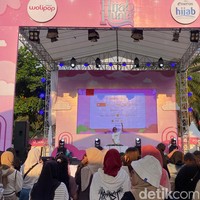 Audisi Emeron Hijab Hunt 2024 ini juga dimeriahkan dengan norebang bersama Hybe Labels Solo City dan Engene Soloraya. Kamu yang suka dengan lagu-lagu dari grup K-Pop naungan Hybe Labels, wajib datang buat norebang. Norebang yang juga dimeriahkan DJ Rizky Land ini akan dimeriahkan lagu dari BTS, Seventeen, Tomorrow X Together, Le Sserafim, TWS hingga New Jeans. Tak ketinggalan ada juga Engene Soloraya yang akan memandu norebang penggemar ENHYPEN. Foto: Arina Zulfa Ul Haq/detikJateng.