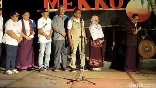 Pj Gubernur NTT Ayodhya Kalake membuka Festival Mini Meko. (Yurgo Purab/detikBali)