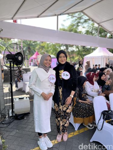 Foto Ni Ajeng Ayu Kusumawardhani (kiri) dan Meita Safira (kanan) mengikuti audisi Emeron Hijab Hunt 2024.