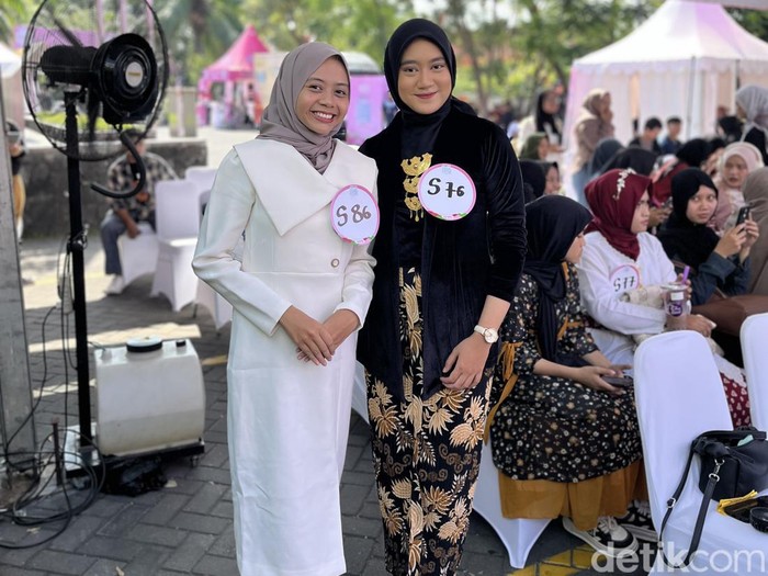Foto Ni Ajeng Ayu Kusumawardhani (kiri) dan Meita Safira (kanan) mengikuti audisi Emeron Hijab Hunt 2024.