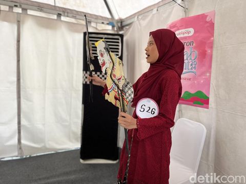 Foto Ni Ajeng Ayu Kusumawardhani (kiri) dan Meita Safira (kanan) mengikuti audisi Emeron Hijab Hunt 2024.