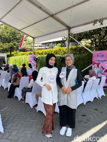 Foto  Wahyu Aulia Putri Natasya (kiri) dan Reva Puspita Jaya (kanan) peserta audisi Emeron Hijab Hunt 2024 di Solo.
