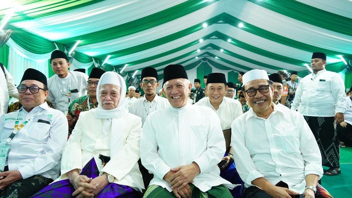 Gus Kikin (dua dari kanan) terpilih sebagai Ketua PWNU Jatim.