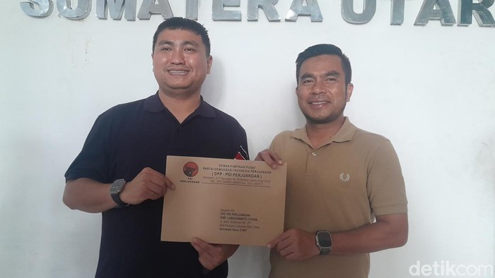 Hendri Yanto Sitorus dan Samsul Tanjung yang merupakan Bupati dan Wakil Bupati Labura di Kantor DPD PDIP Sumut. (Nizar Aldi/detikSumut)