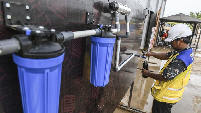Ini Lho Sistem Penyediaan Air Minum di IKN Pekerja menuangkan air ke botol minum di salah satu unit Instalasi Pengolahan Air (IPA) yang merupakan bagian dari Sistem Penyediaan Air Minum (SPAM) Sepaku di Penajam Paser Utara, Kalimantan Timur, Jumat (2/8/2024). Pembangunan fasilitas SPAM Sepaku dibangun untuk pemenuhan kebutuhan air minum di IKN. ANTARA FOTO/Hafidz Mubarak A/rwa.