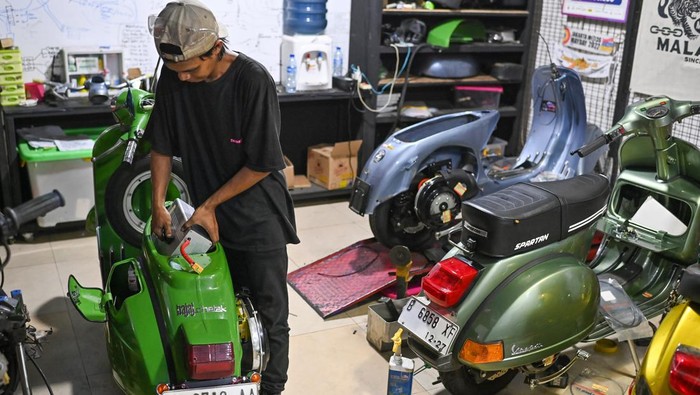 Intip Layanan Konversi Motor Listrik Gratis Teknisi mengkonversi sepeda motor berbahan bakar minyak menjadi sepeda motor listrik di Bengkel Elders Garage, Pancoran, Jakarta, Jumat (2/8/2024). Kementerian ESDM membuka layanan gratis bagi 500 sepeda motor BBM milik warga bertempat tinggal di Jabodetabek untuk dikonversi menjadi sepeda motor listrik dengan biaya Rp16 juta per unit, tidak termasuk biaya cek fisik, biaya perubahan surat kendaraan, dan biaya rekondisi kendaraan. ANTARA FOTO/Aditya Pradana Putra/rwa.