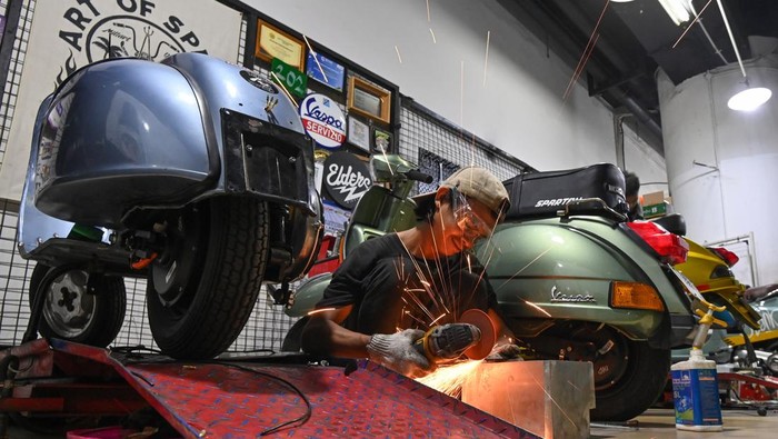 Intip Layanan Konversi Motor Listrik Gratis Teknisi mengkonversi sepeda motor berbahan bakar minyak menjadi sepeda motor listrik di Bengkel Elders Garage, Pancoran, Jakarta, Jumat (2/8/2024). Kementerian ESDM membuka layanan gratis bagi 500 sepeda motor BBM milik warga bertempat tinggal di Jabodetabek untuk dikonversi menjadi sepeda motor listrik dengan biaya Rp16 juta per unit, tidak termasuk biaya cek fisik, biaya perubahan surat kendaraan, dan biaya rekondisi kendaraan. ANTARA FOTO/Aditya Pradana Putra/rwa.