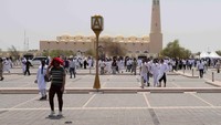 Setelah sempat menjalani seremoni pemakaman di Teheran pada Kamis (1/8) kemarin, jenazah Haniyeh dibawa ke peristirahatan terakhirnya di Qatar. Qatar TV via REUTERS