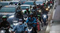 Bahkan ada dari sebagian mereka yang sebelum menjadi tukang bubur merupakan pekerja serabutan. Mereka rata-rata banting setir untuk menjadi tukang bubur dengan mencoba peruntungan baru. Ada yang sudah berdagang puluhan tahun dengan harga porsi awalnya kala itu mulai dari Rp 200 per porsi. Setelah 28 tahun berlalu kini harganya menjadi Rp 10.000 per porsi.