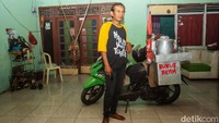 Batur (40) biasa berjualan bubur di sekitar kawasan Industri MM 2100, Cibitung, Bekasi, Jawa Barat. Ia juga tak butuh waktu lama untuk menghabiskan ratusan porsi bubur yang ia bawa sejak subuh yang menjadi sarapan idola para karyawan pabrik sekitar.