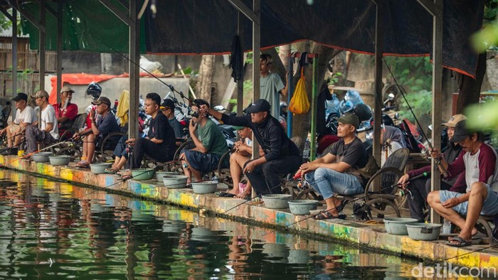 Kampung Tukang Bubur Tambun Matahari pagi belum nampak, kumandang azan subuh pun belum terdengar namun motor-motor dengan perlengkapan bubur di jok belakang sudah melintas di Kawasan Tambun Selatan, Kabupaten Bekasi.
Mereka para penjual bubur yang berasal dari kampung Buwek dan Kampung Pulo yang kini terkenal dengan sebutan Kampung Bubur Tambun, terdapat puluhan hingga ratusan pedagang bubur di sini setiap harinya mereka berangkat pagi untuk menuju wilayah tempat dagangnya masing-masing.