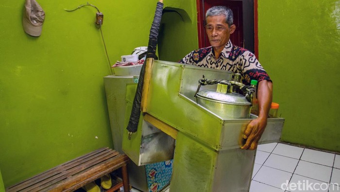 Kampung Tukang Bubur Tambun Matahari pagi belum nampak, kumandang azan subuh pun belum terdengar namun motor-motor dengan perlengkapan bubur di jok belakang sudah melintas di Kawasan Tambun Selatan, Kabupaten Bekasi.
Mereka para penjual bubur yang berasal dari kampung Buwek dan Kampung Pulo yang kini terkenal dengan sebutan Kampung Bubur Tambun, terdapat puluhan hingga ratusan pedagang bubur di sini setiap harinya mereka berangkat pagi untuk menuju wilayah tempat dagangnya masing-masing.