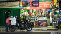 Seperti diketahui, omzet dari penjualan bubur itu terbilang cukup menjanjikan. Dalam sehari ia mampu menjual hingga 150 porsi dalam sekali jalan. Dagangannya itu ludes hanya dalam hitungan 4 jam. Usai berdagang, Ia pun menyalurkan hobinya dengan memancing.