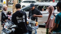 Baru melepas standar motor yang membawa bubur, lapaknya langsung diserbu pelanggan yang sudah menanti. Bubur tanpa bumbu kuning ini dibanderol dengan harga Rp 10.000 per-porsi. Bisa terbayang dong omzet perharinya berapa?
