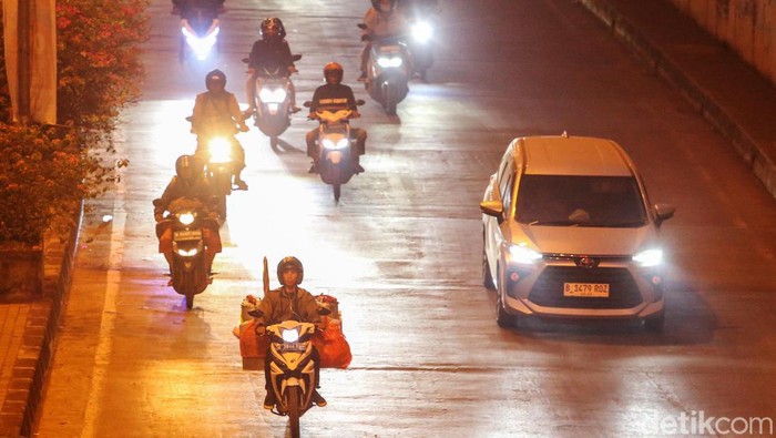 Kampung Tukang Bubur Tambun Matahari pagi belum nampak, kumandang azan subuh pun belum terdengar namun motor-motor dengan perlengkapan bubur di jok belakang sudah melintas di Kawasan Tambun Selatan, Kabupaten Bekasi.
Mereka para penjual bubur yang berasal dari kampung Buwek dan Kampung Pulo yang kini terkenal dengan sebutan Kampung Bubur Tambun, terdapat puluhan hingga ratusan pedagang bubur di sini setiap harinya mereka berangkat pagi untuk menuju wilayah tempat dagangnya masing-masing.