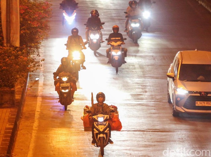 Matahari pagi belum nampak, kumandang azan subuh pun belum terdengar namun motor-motor dengan perlengkapan bubur di jok belakang sudah melintas di Kawasan Tambun Selatan, Kabupaten Bekasi.

Mereka para penjual bubur yang berasal dari kampung Buwek dan Kampung Pulo yang kini terkenal dengan sebutan Kampung Bubur Tambun, terdapat puluhan hingga ratusan pedagang bubur di sini setiap harinya mereka berangkat pagi untuk menuju wilayah tempat dagangnya masing-masing.