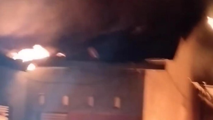 Kantor Desa Maroneng di Pinrang terbakar.