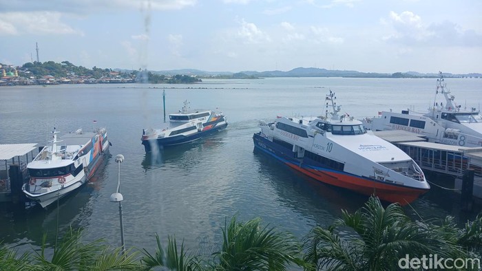 Kapal Ferry tujuan Singapura tengah berlabuh di Pelabuhan Internasional Harbour Bay.(Alamudin/detikcom)