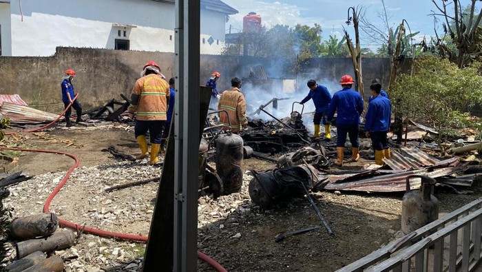 Kebakaran hanguskan gudang penyimpanan milik warga di Palembang, Sabtu (3/8/2024).